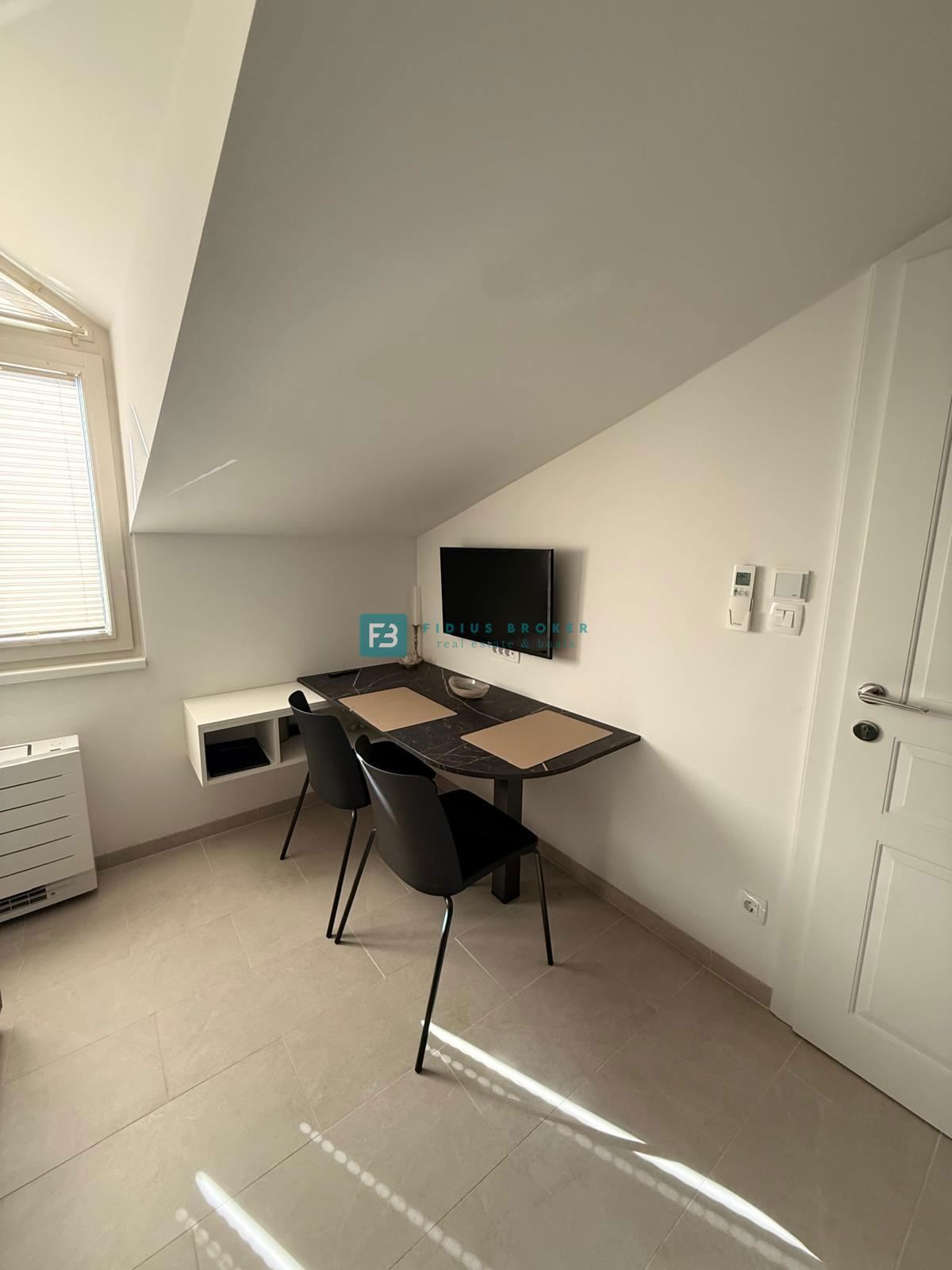 VODICE, nova, luksuzno opremljena hiša, strogi center, 150 m do obale, 4 ločena apartmaja