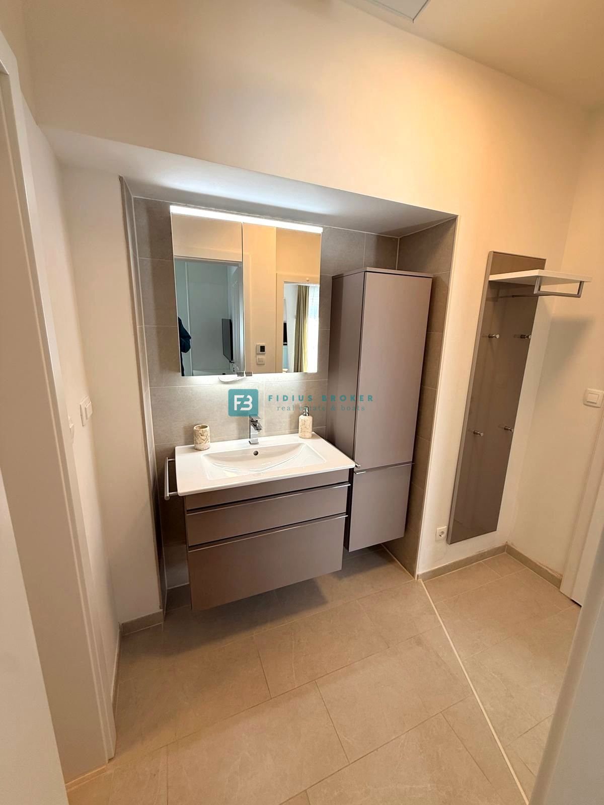 VODICE, nova, luksuzno opremljena hiša, strogi center, 150 m do obale, 4 ločena apartmaja