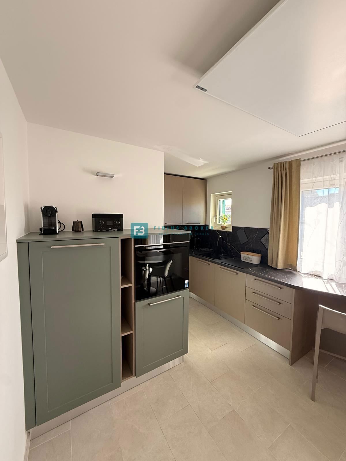 VODICE, nova, luksuzno opremljena hiša, strogi center, 150 m do obale, 4 ločena apartmaja