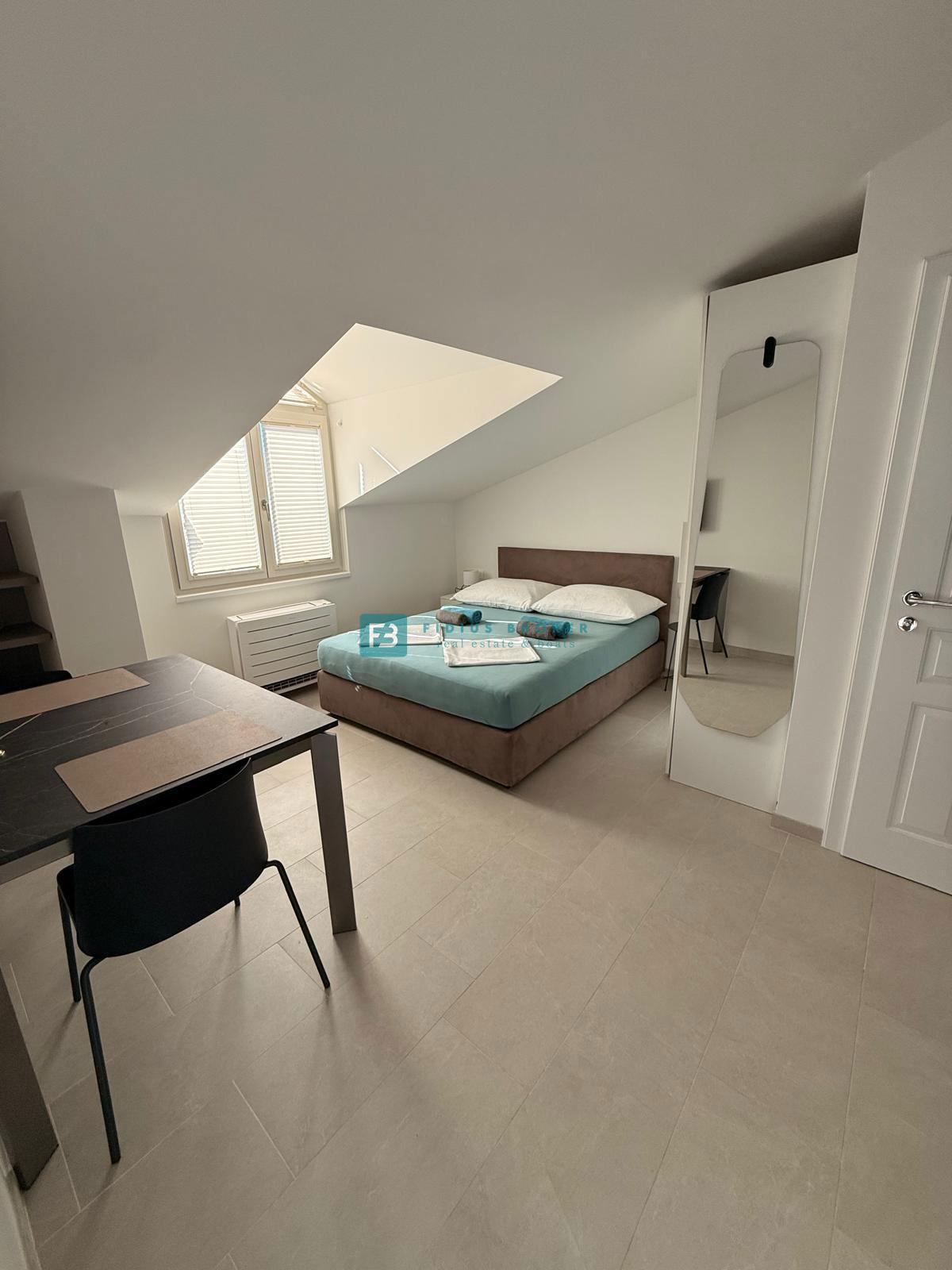 VODICE, nova, luksuzno opremljena hiša, strogi center, 150 m do obale, 4 ločena apartmaja