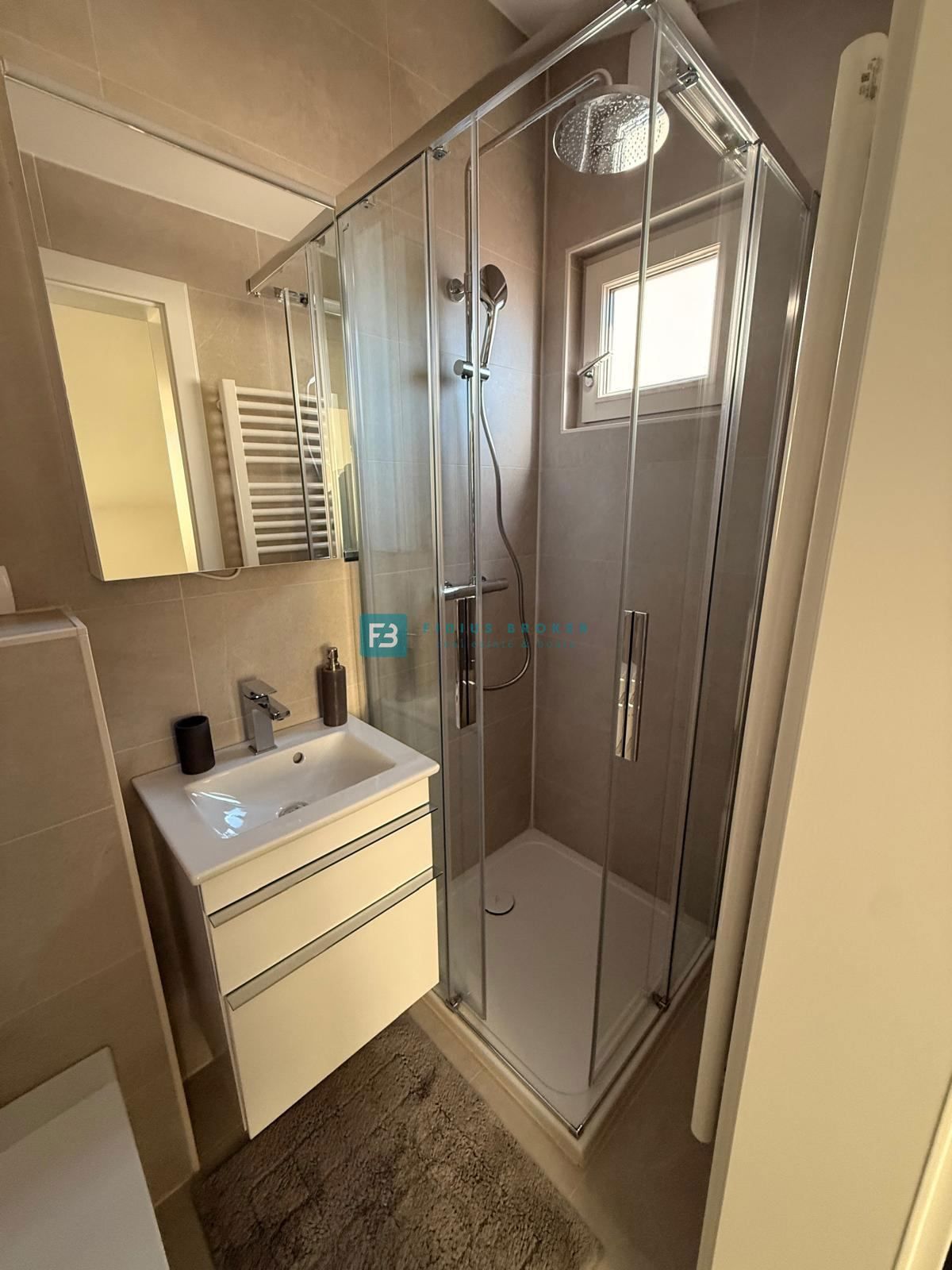 VODICE, nova, luksuzno opremljena hiša, strogi center, 150 m do obale, 4 ločena apartmaja