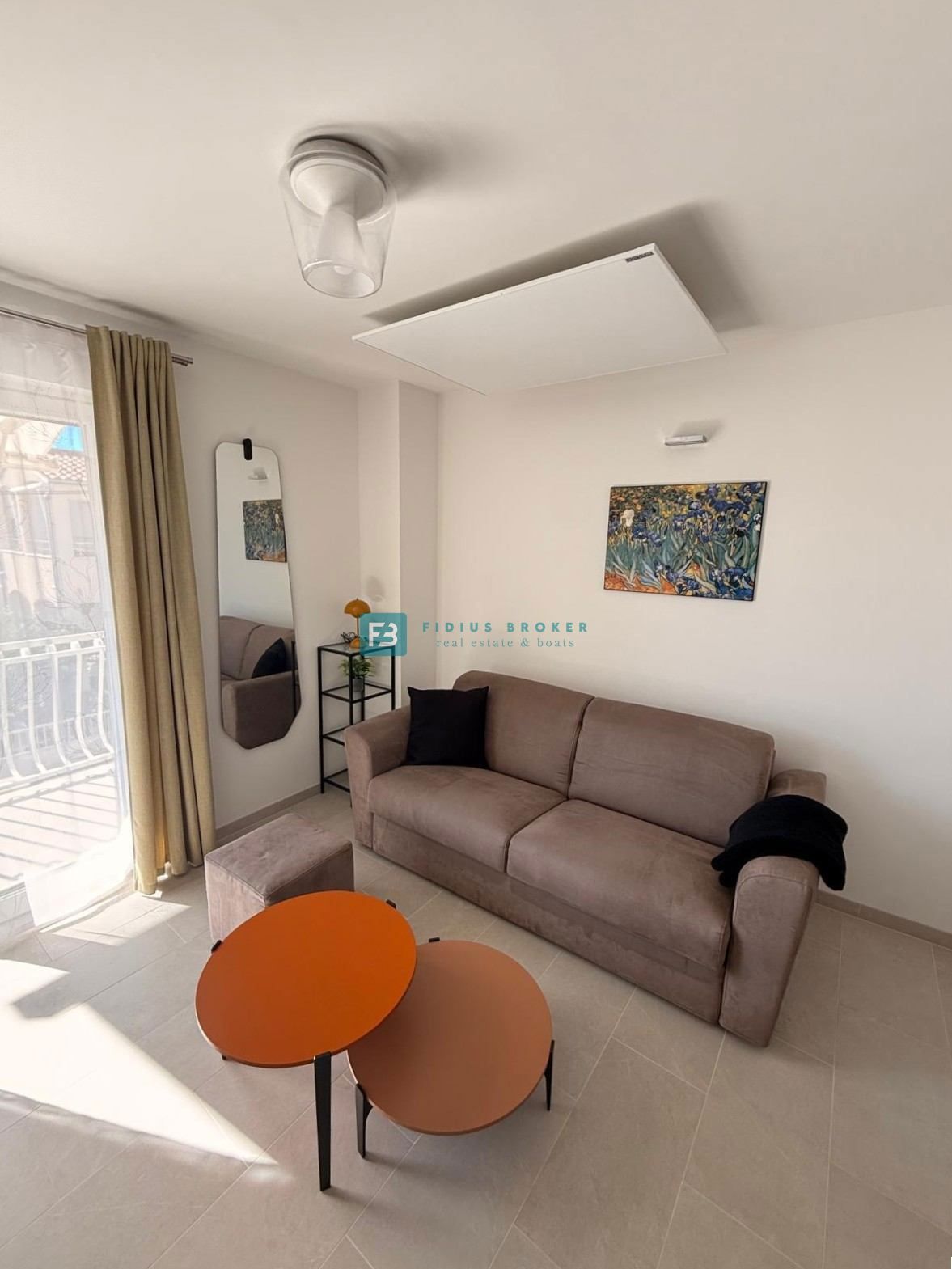 VODICE, nova, luksuzno opremljena hiša, strogi center, 150 m do obale, 4 ločena apartmaja