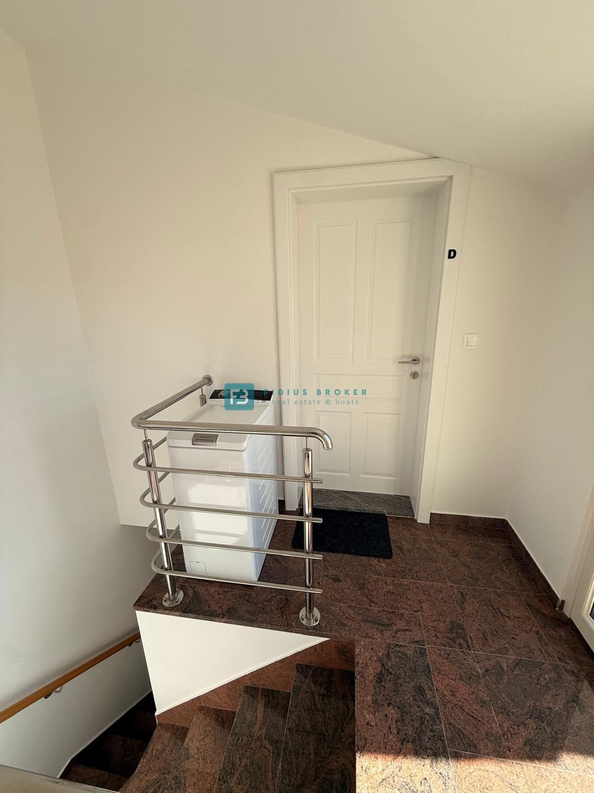 VODICE, nova, luksuzno opremljena hiša, strogi center, 150 m do obale, 4 ločena apartmaja