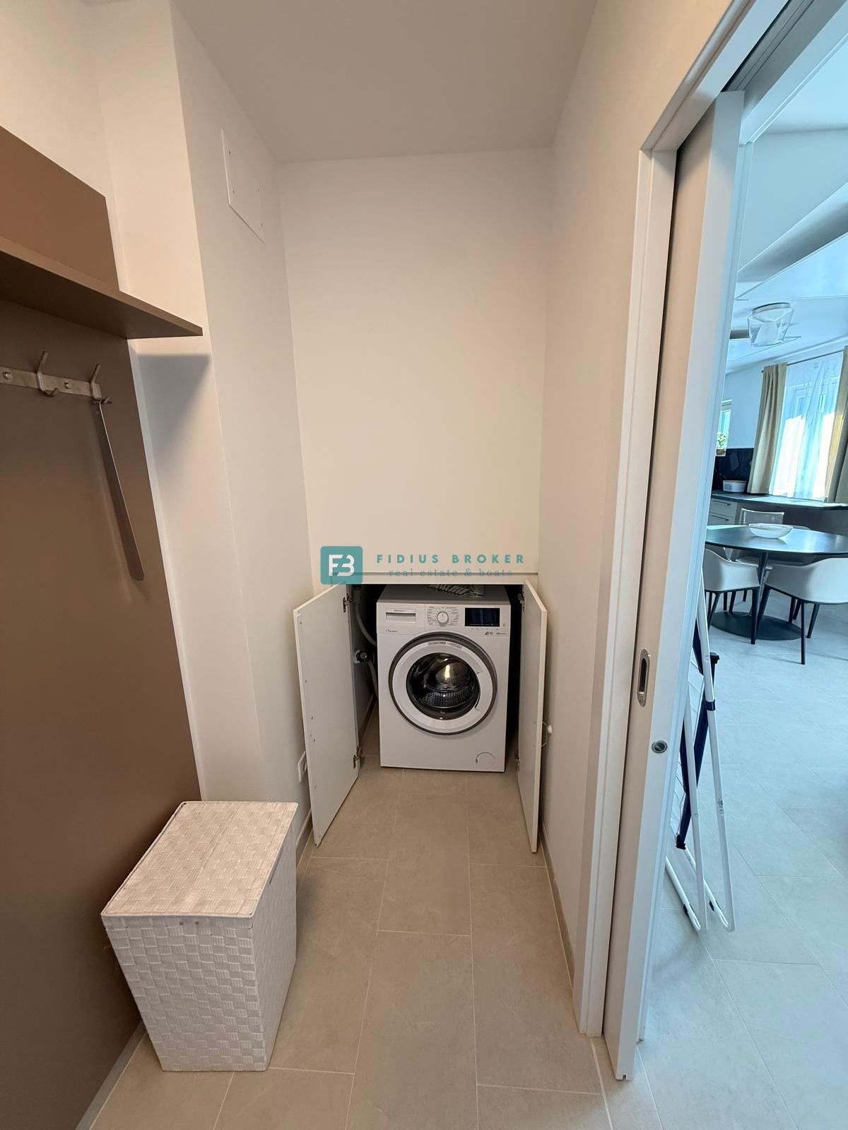 VODICE, nova, luksuzno opremljena hiša, strogi center, 150 m do obale, 4 ločena apartmaja