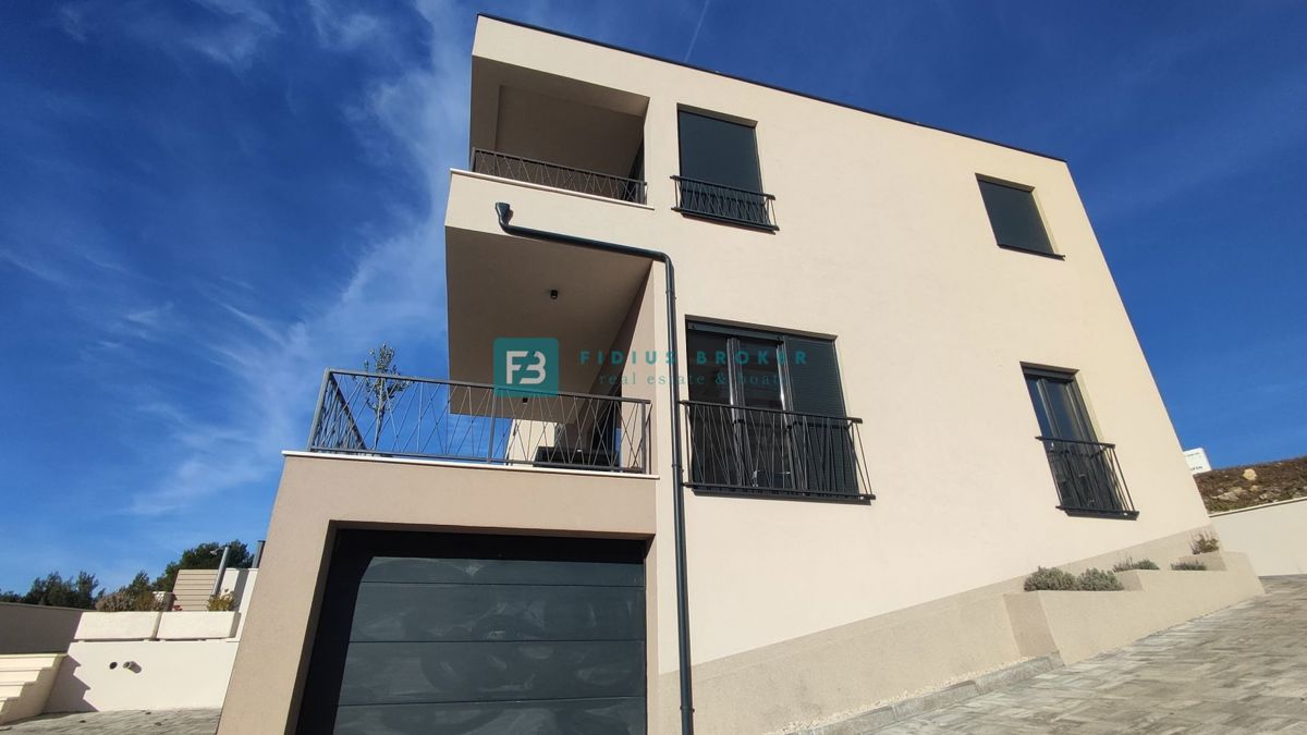 VODICE, novogradnja, luksuzno opremljena hiša, pogled na morje, bazen, garaža