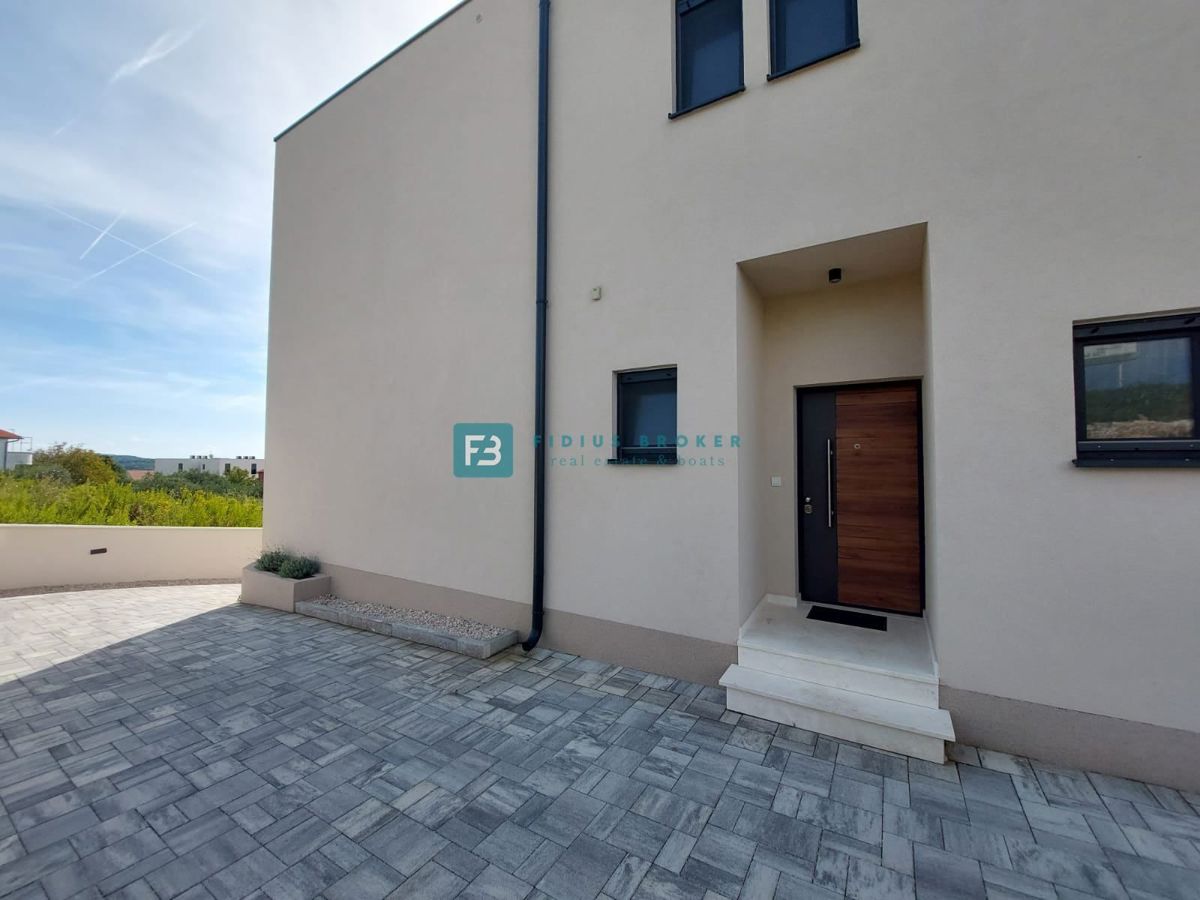 VODICE, novogradnja, luksuzno opremljena hiša, pogled na morje, bazen, garaža