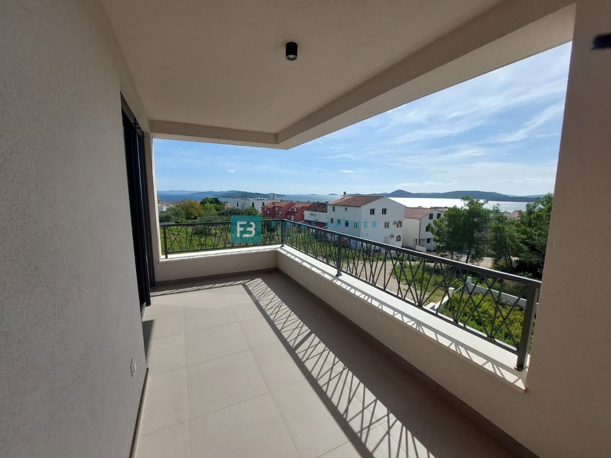 VODICE, novogradnja, luksuzno opremljena hiša, pogled na morje, bazen, garaža