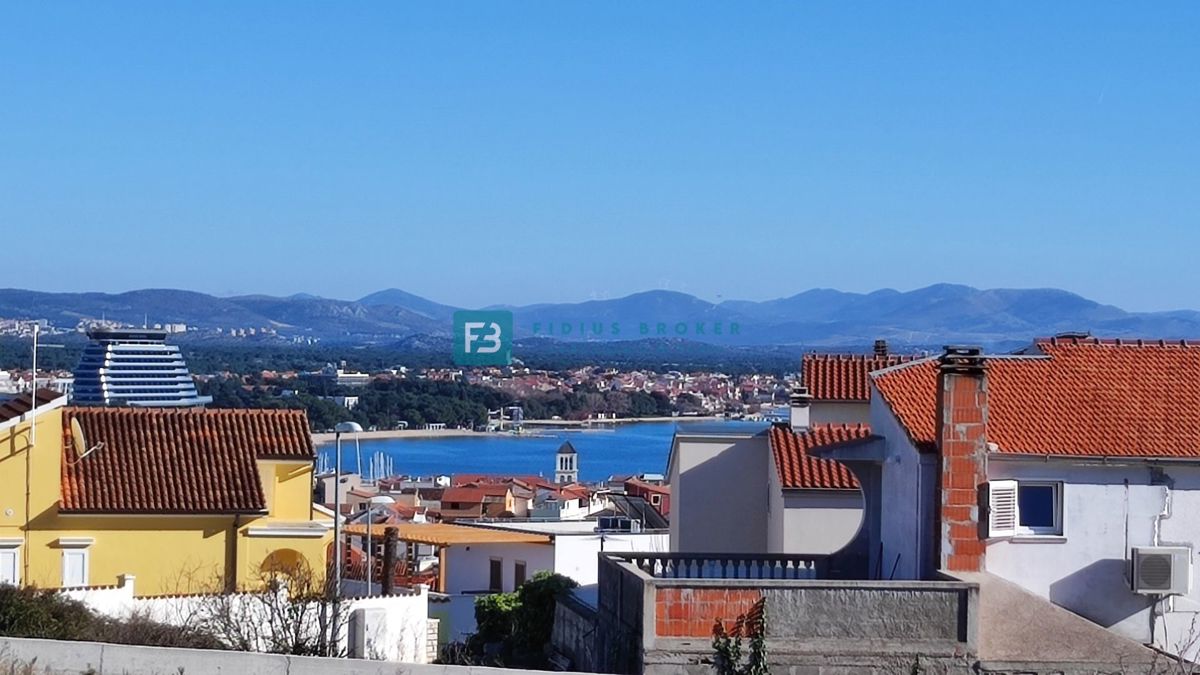 VODICE, novogradnja, luksuzno opremljena hiša, pogled na morje, bazen, garaža