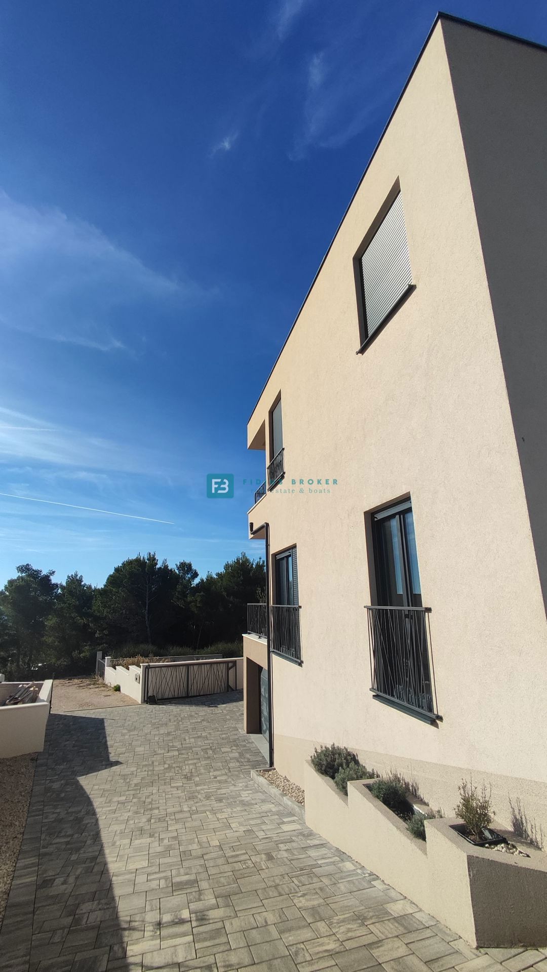 VODICE, novogradnja, luksuzno opremljena hiša, pogled na morje, bazen, garaža