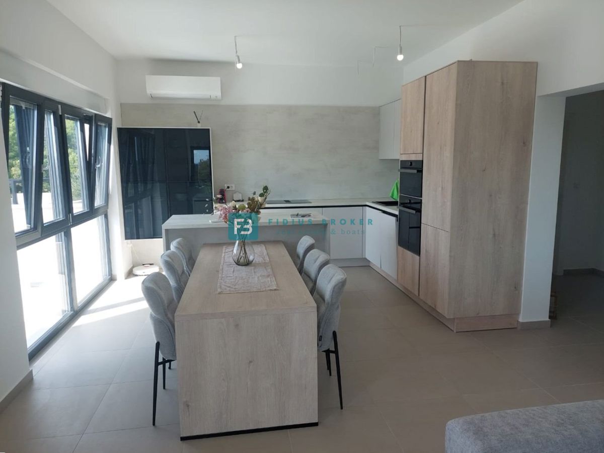 VODICE, novogradnja, luksuzno opremljena hiša, pogled na morje, bazen, garaža