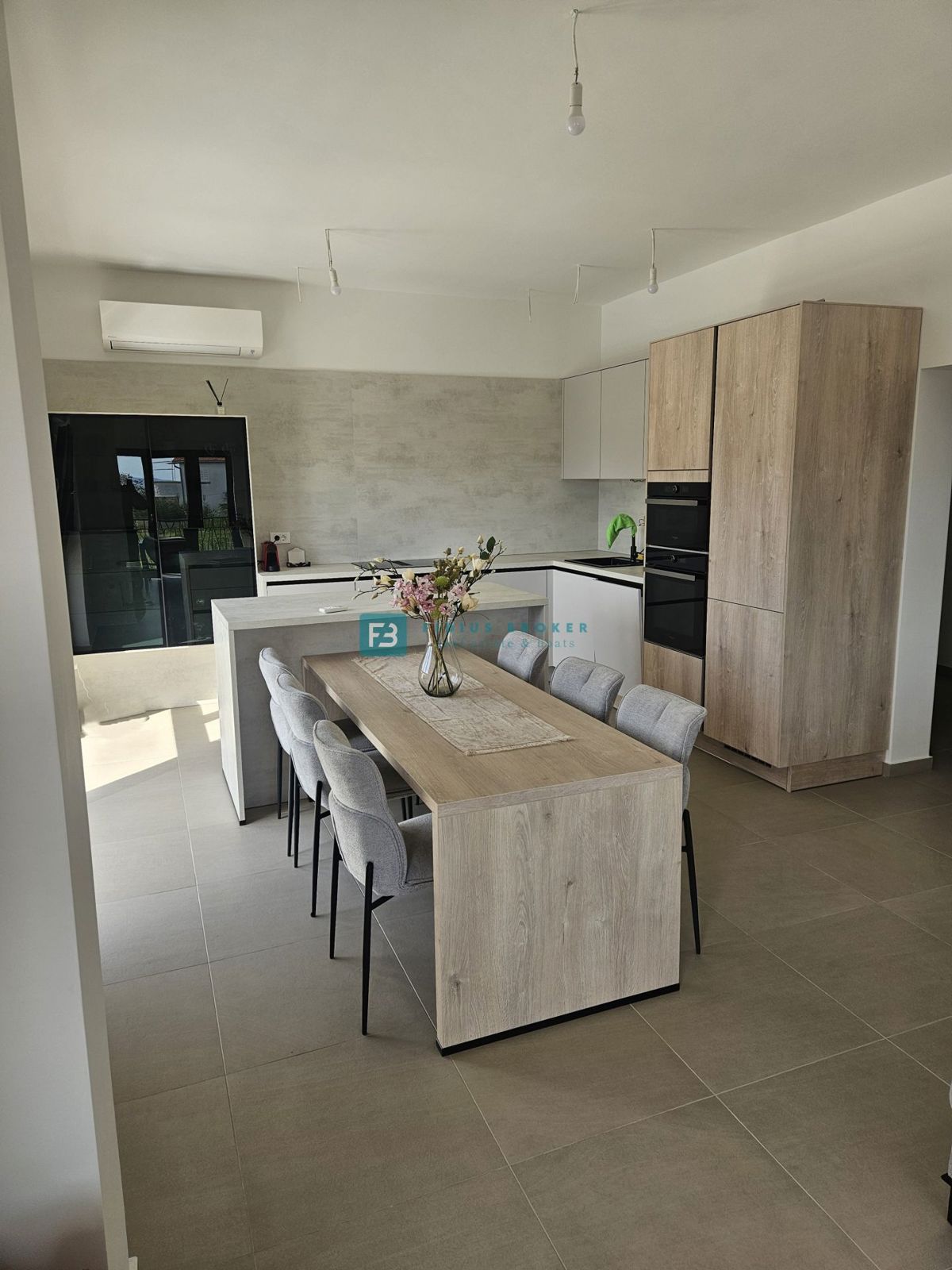 VODICE, novogradnja, luksuzno opremljena hiša, pogled na morje, bazen, garaža