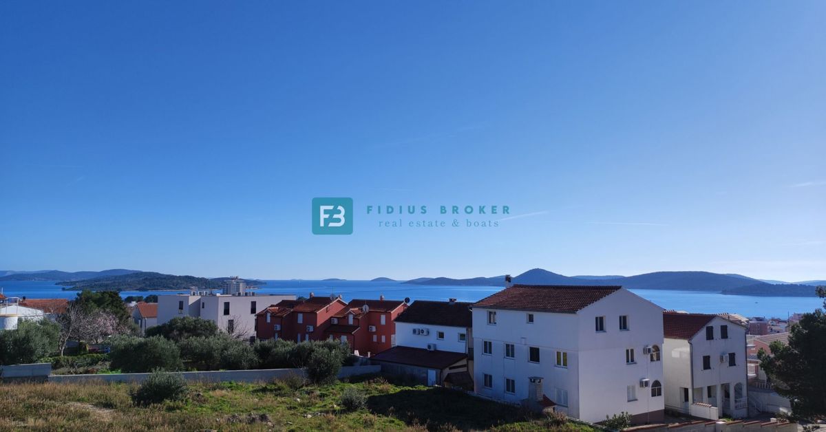 VODICE, novogradnja, luksuzno opremljena hiša, pogled na morje, bazen, garaža