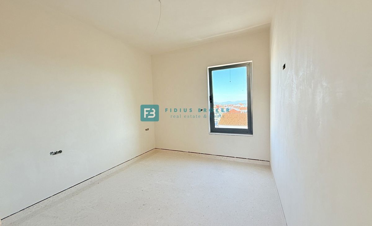 VODICE, penthouse s pogledom na mesto in morje, dvigalo, 2 parkirni mesti