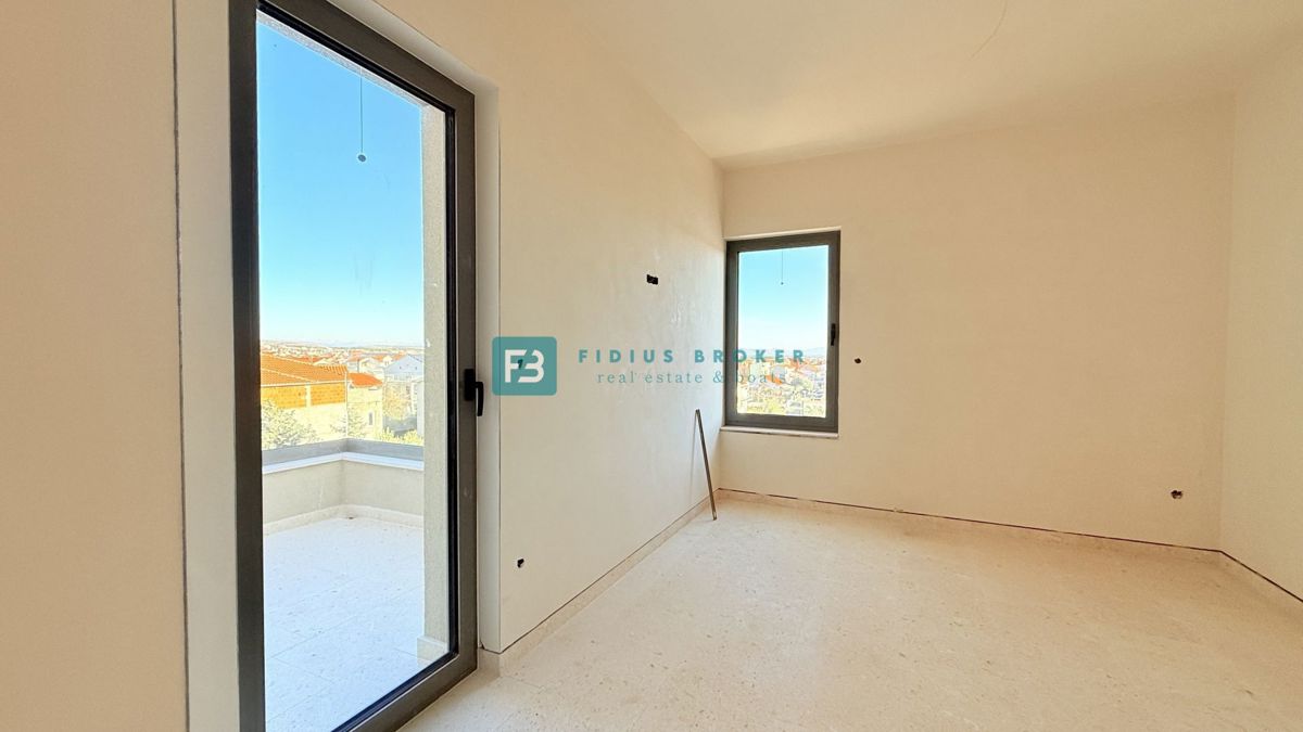 VODICE, penthouse s pogledom na mesto in morje, dvigalo, 2 parkirni mesti