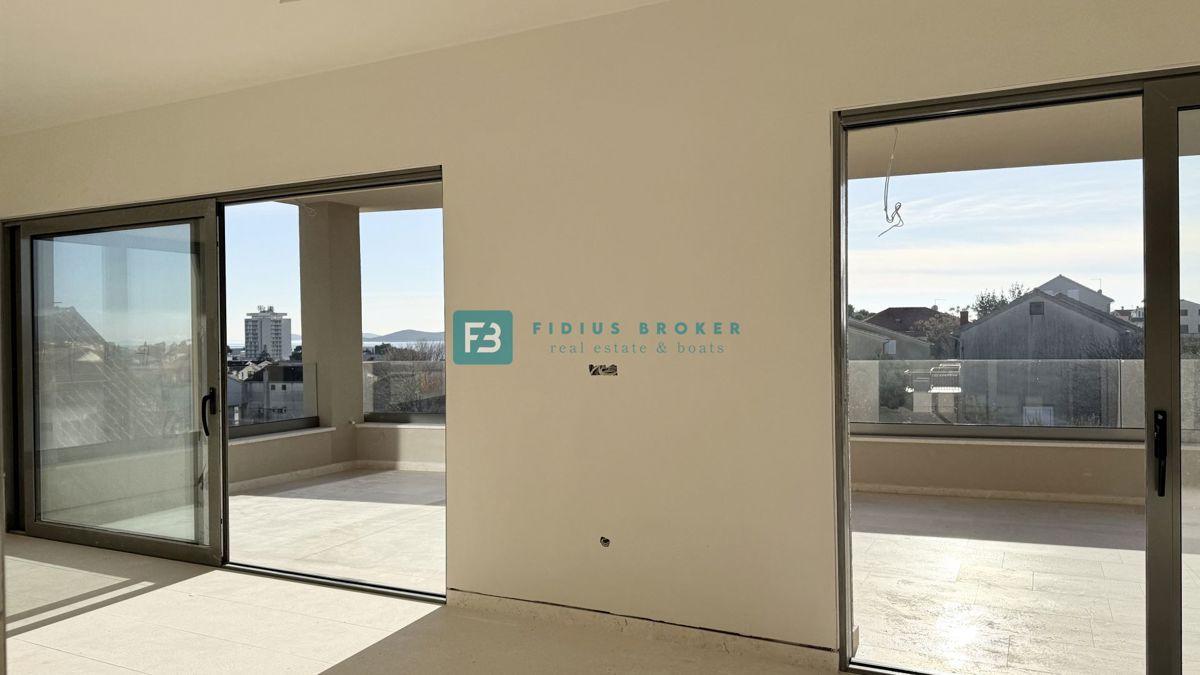 VODICE, penthouse s pogledom na mesto in morje, dvigalo, 2 parkirni mesti