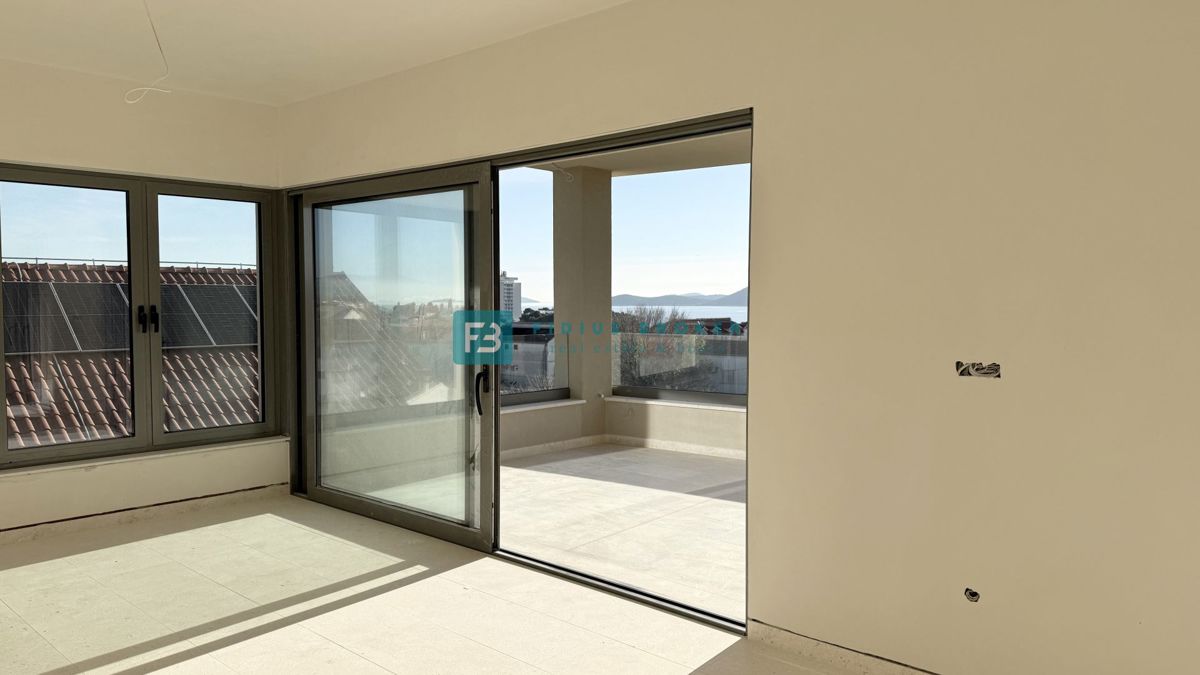 VODICE, penthouse s pogledom na mesto in morje, dvigalo, 2 parkirni mesti