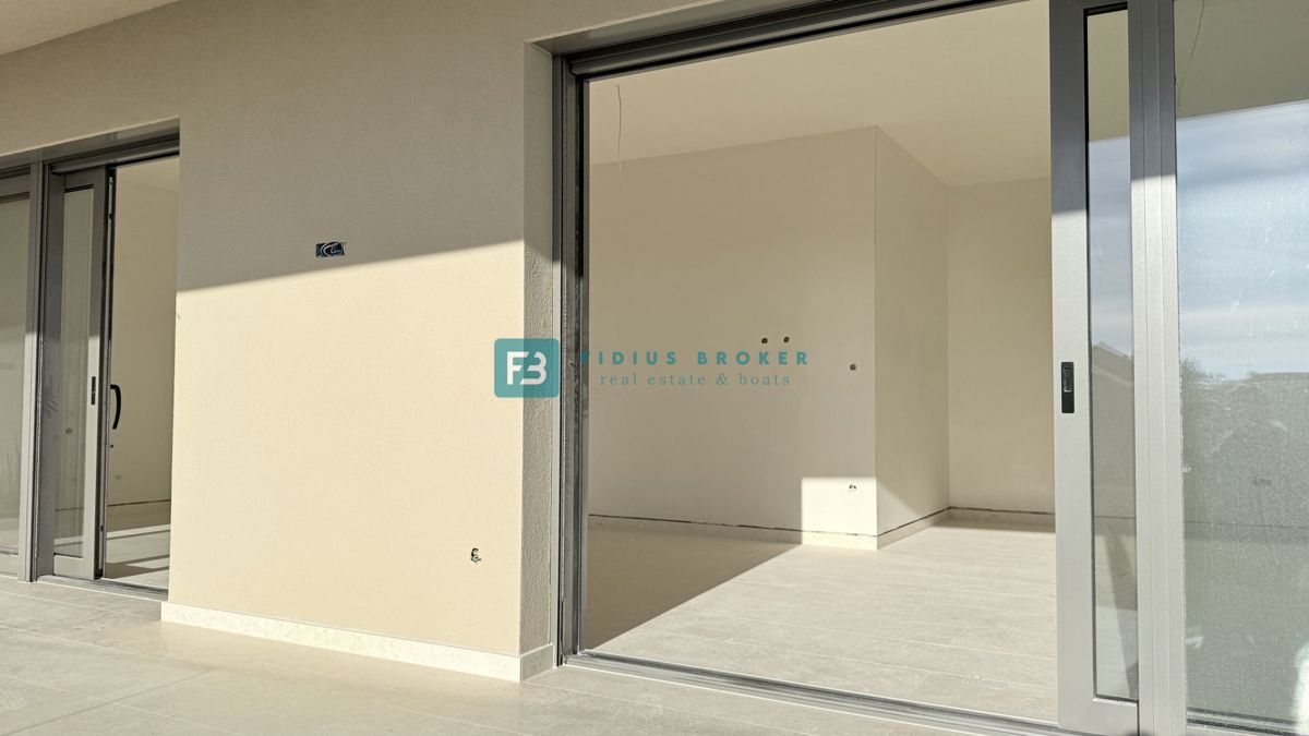 VODICE, penthouse s pogledom na mesto in morje, dvigalo, 2 parkirni mesti