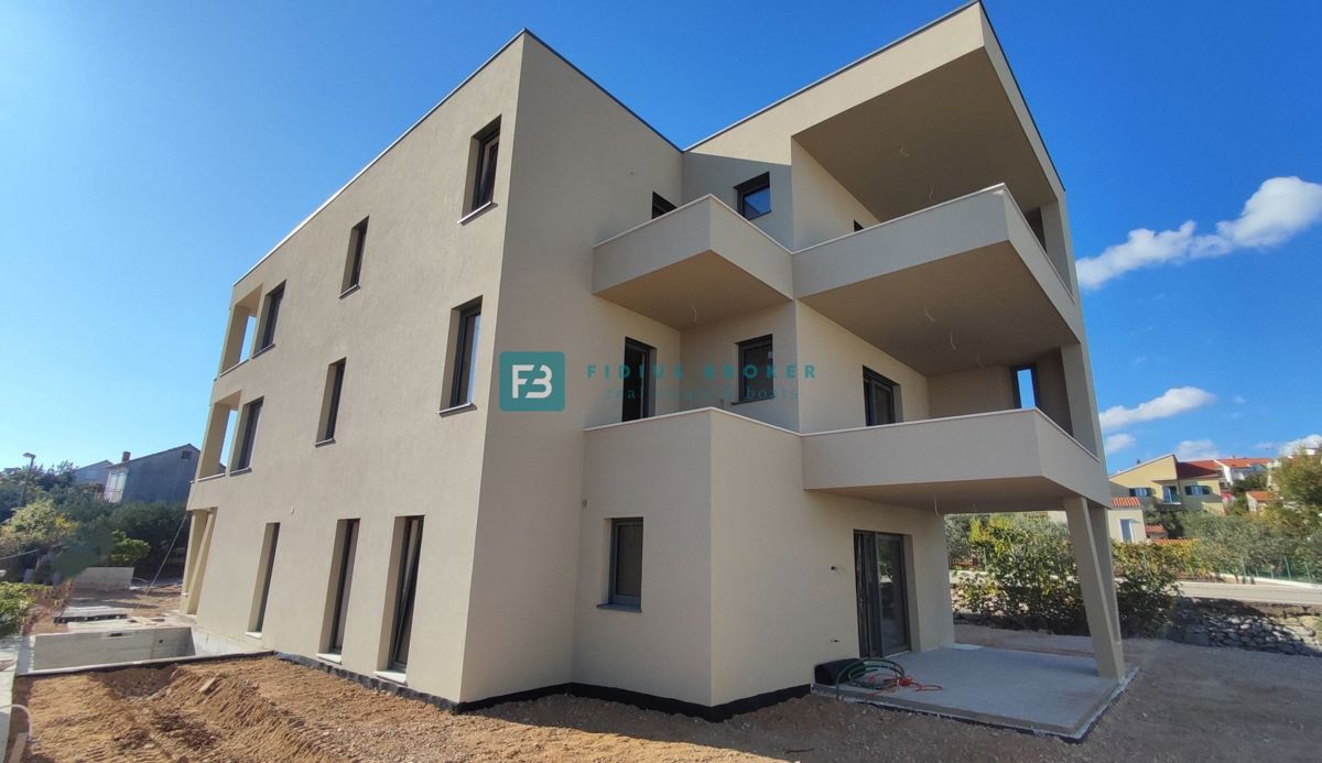 VODICE, penthouse s pogledom na mesto in morje, dvigalo, 2 parkirni mesti