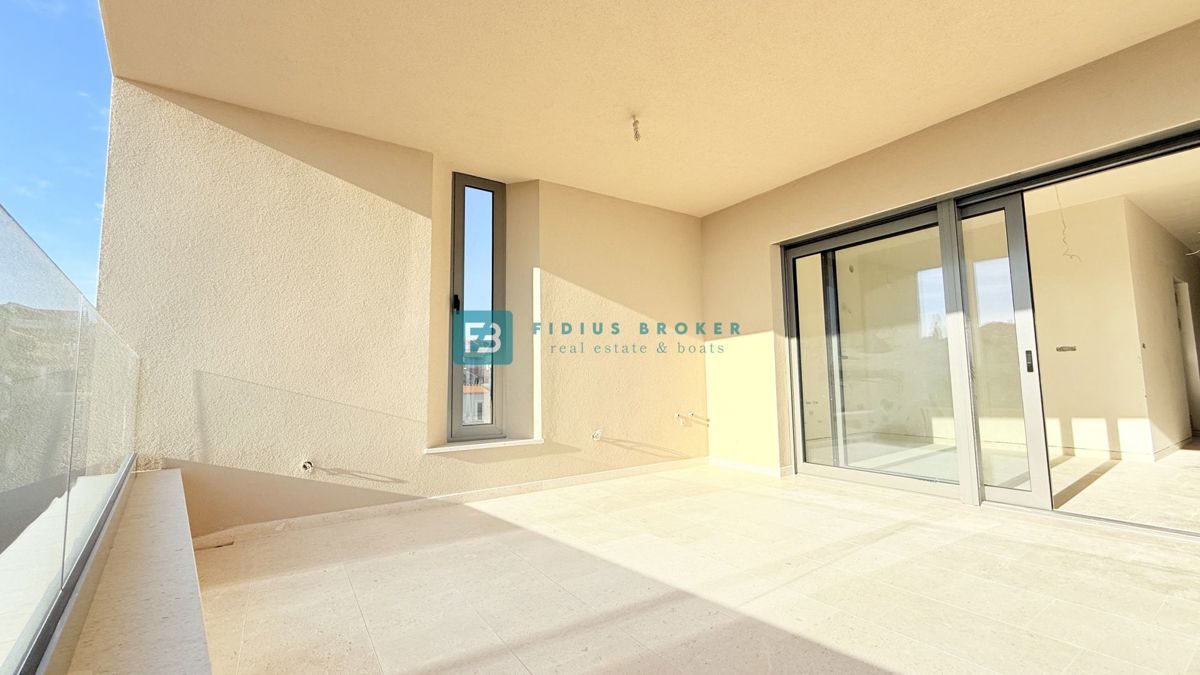 VODICE, penthouse s pogledom na mesto in morje, dvigalo, 2 parkirni mesti