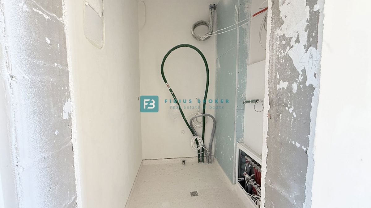 VODICE, penthouse s pogledom na mesto in morje, dvigalo, 2 parkirni mesti