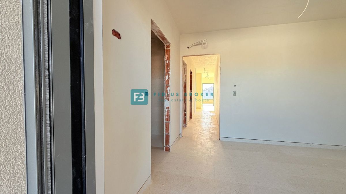 VODICE, penthouse s pogledom na mesto in morje, dvigalo, 2 parkirni mesti