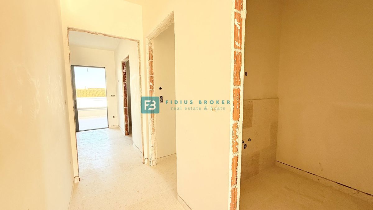 VODICE, penthouse s pogledom na mesto in morje, dvigalo, 2 parkirni mesti