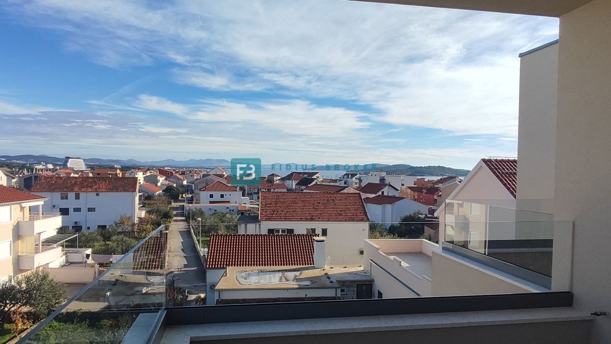 VODICE, penthouse s pogledom na mesto in morje, dvigalo, 2 parkirni mesti
