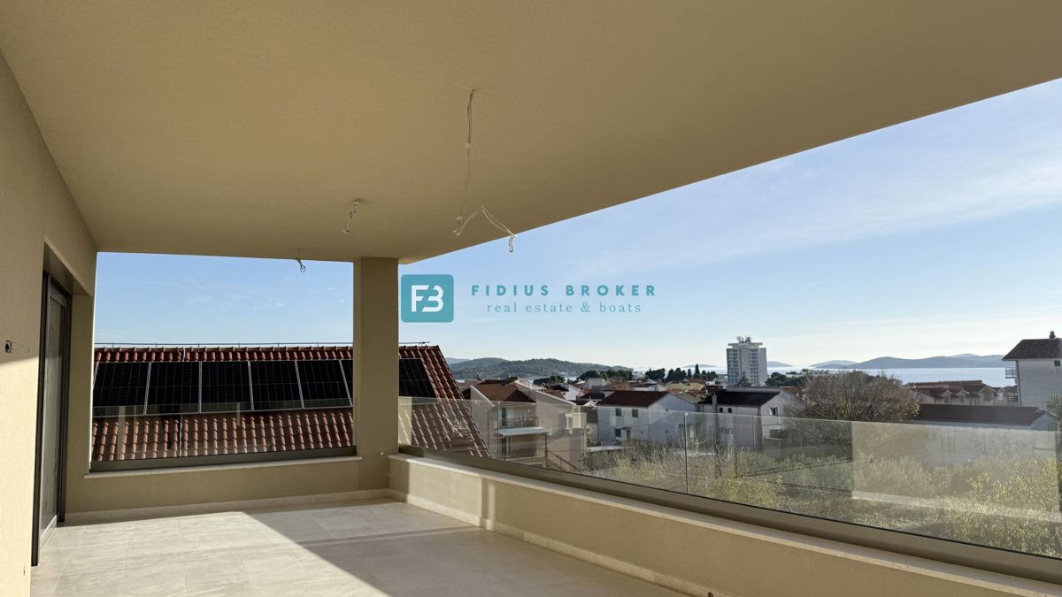 VODICE, penthouse s pogledom na mesto in morje, dvigalo, 2 parkirni mesti