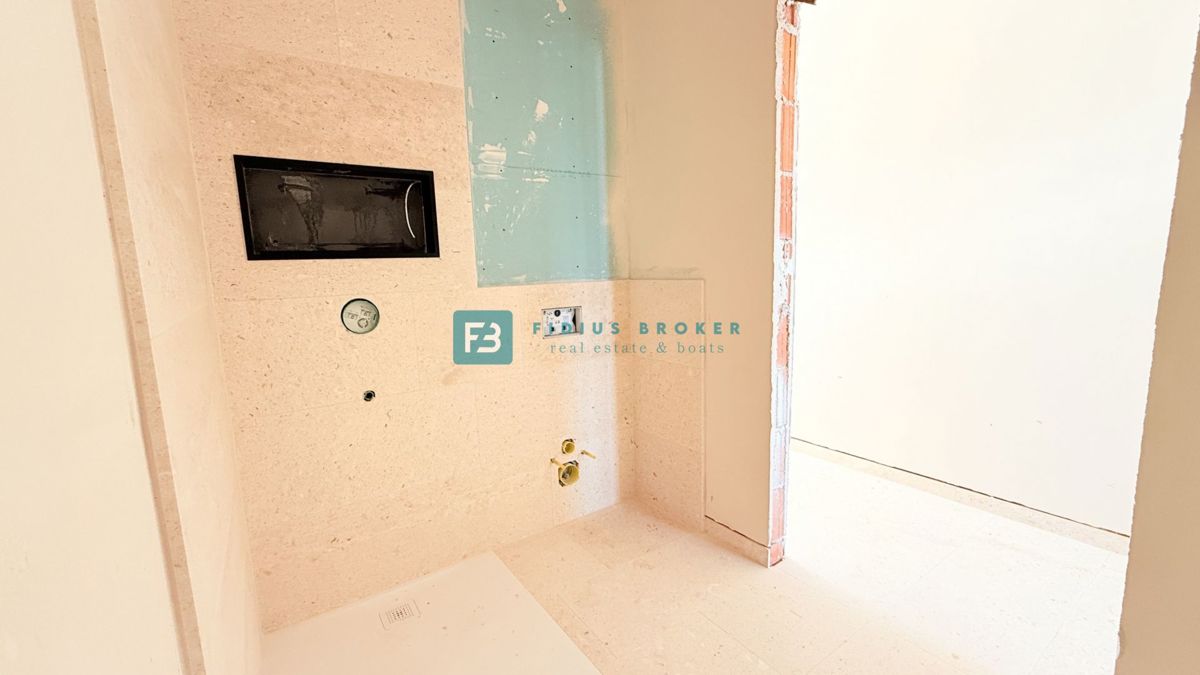 VODICE, penthouse s pogledom na mesto in morje, dvigalo, 2 parkirni mesti