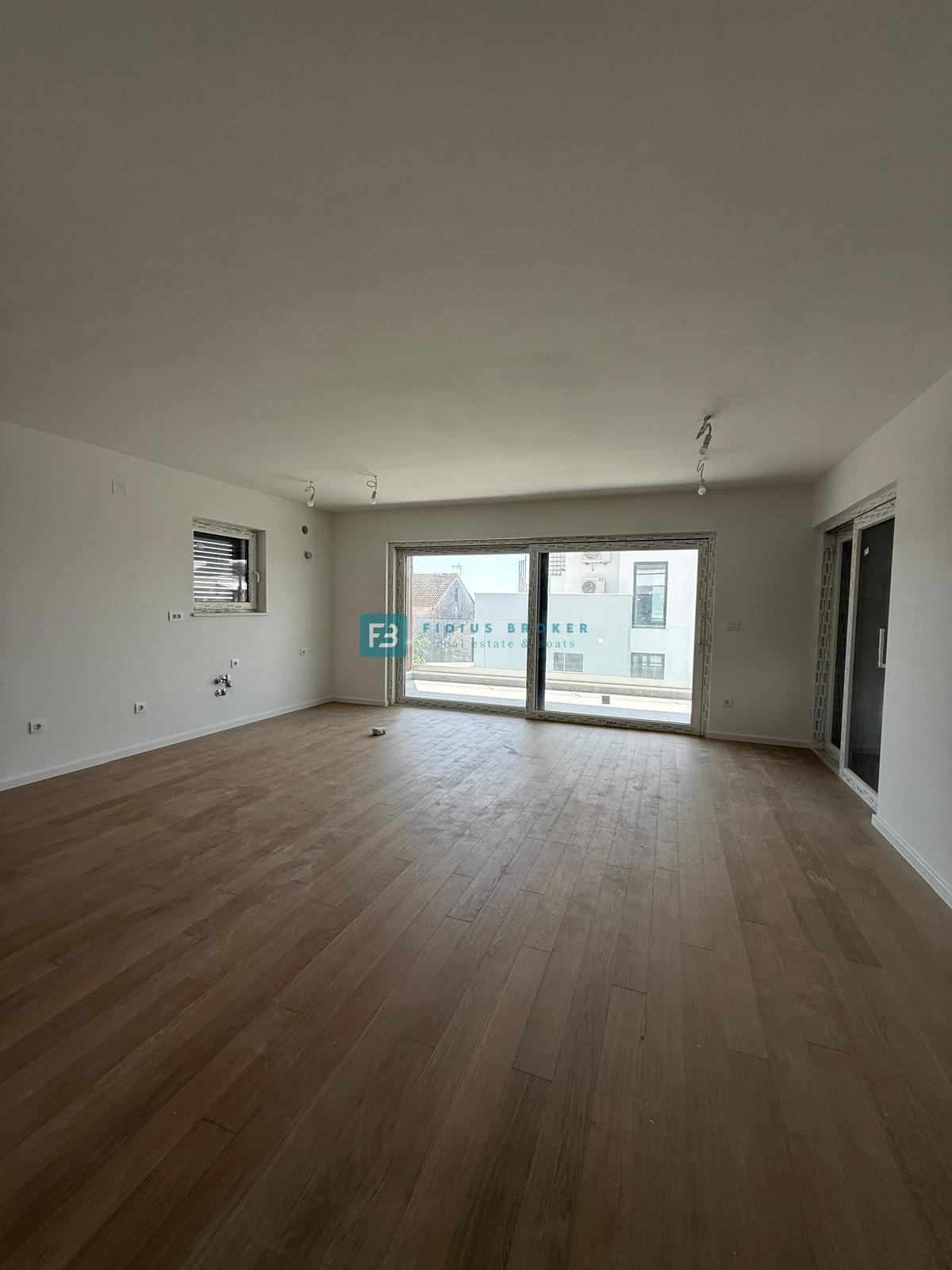 VODICE, novo, 2. nadstropje + strešna terasa, luksuzno stanovanje, 250 m od obale, panoramski pogled na morje