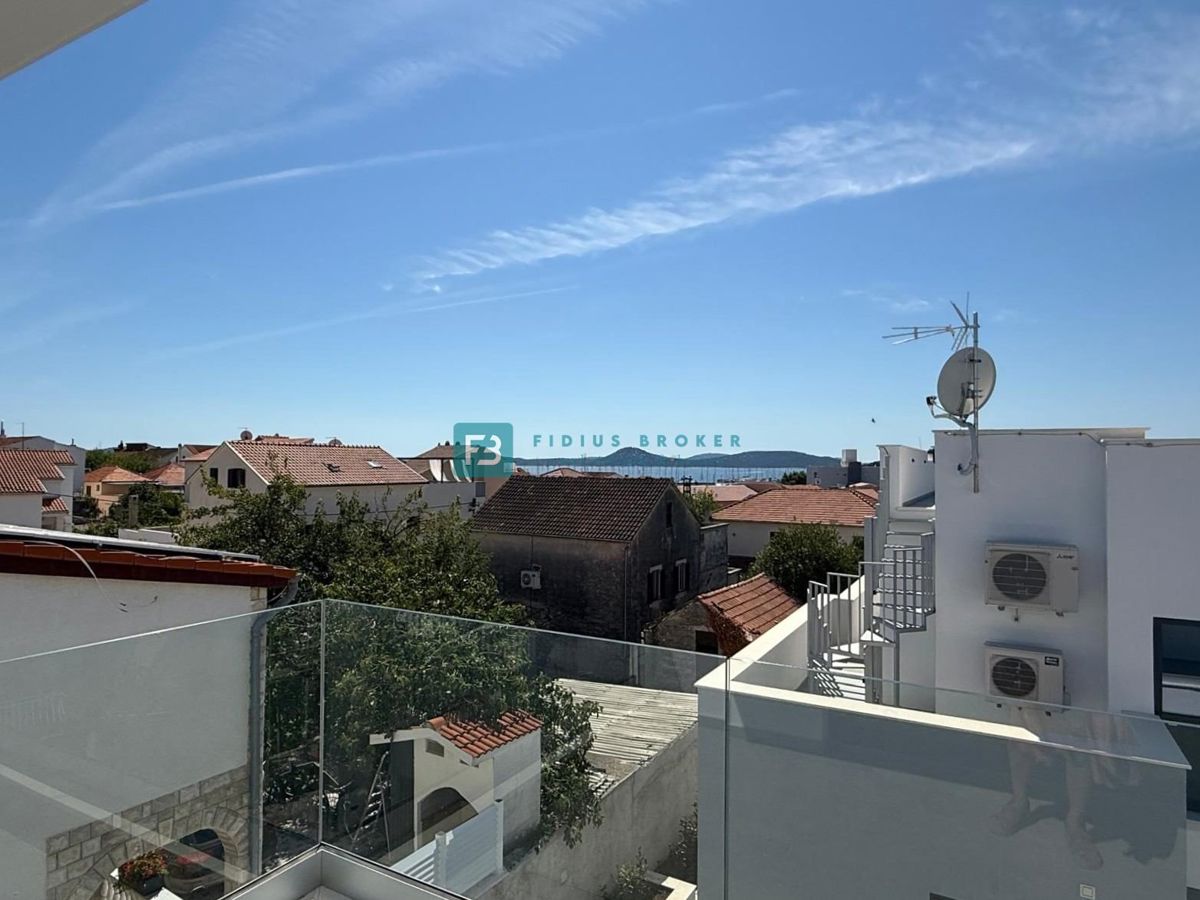 VODICE, novo, 2. nadstropje + strešna terasa, luksuzno stanovanje, 250 m od obale, panoramski pogled na morje