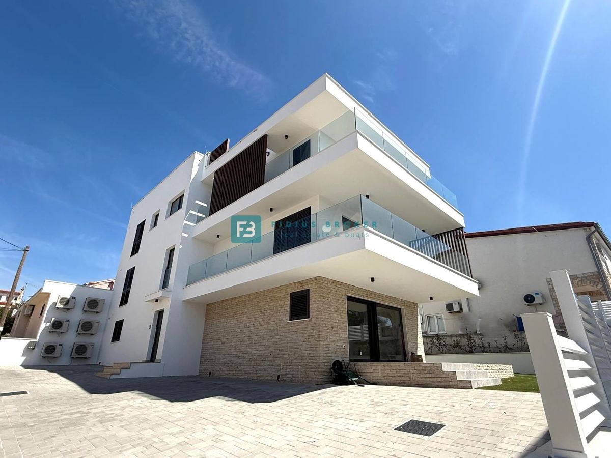 VODICE, novo, 2. nadstropje + strešna terasa, luksuzno stanovanje, 250 m od obale, panoramski pogled na morje