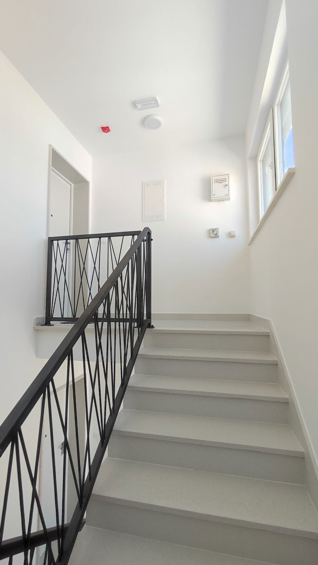 VODICE, novo, 2. nadstropje + strešna terasa, luksuzno stanovanje, 250 m od obale, panoramski pogled na morje