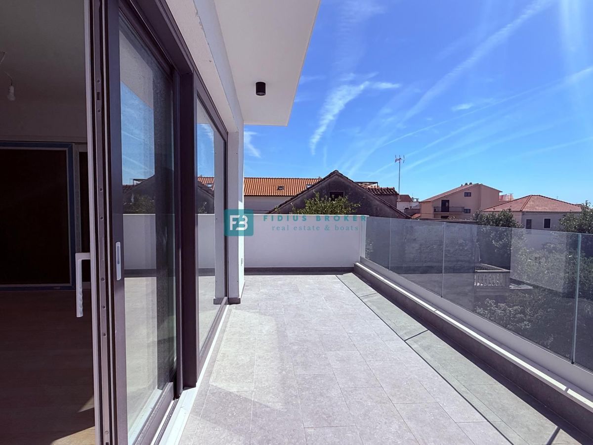 VODICE, novo, 2. nadstropje + strešna terasa, luksuzno stanovanje, 250 m od obale, panoramski pogled na morje