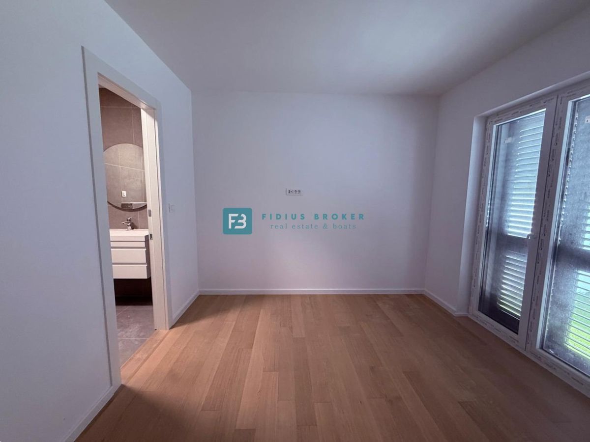 VODICE, novo, 2. nadstropje + strešna terasa, luksuzno stanovanje, 250 m od obale, panoramski pogled na morje