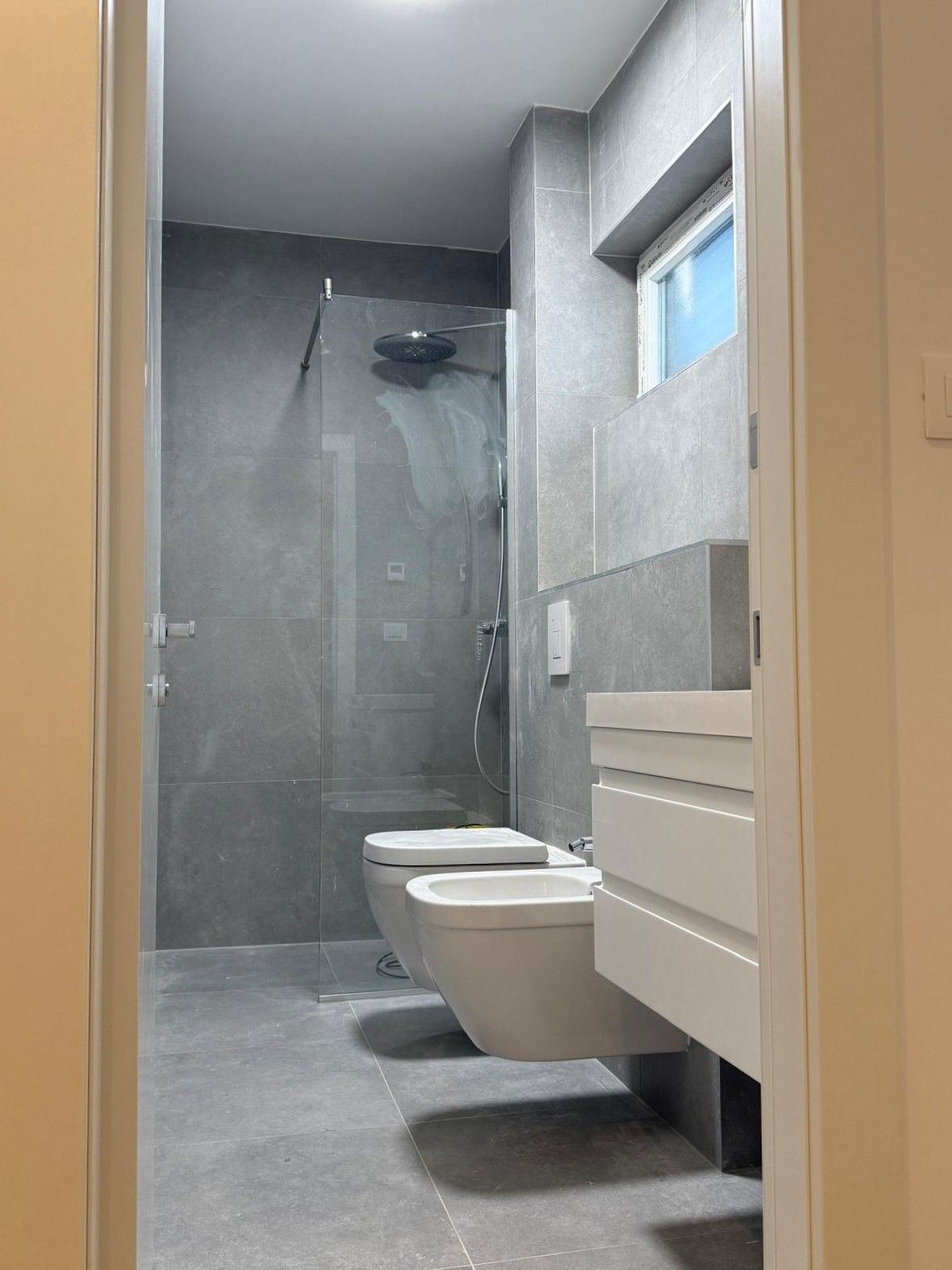 VODICE, novo, 2. nadstropje + strešna terasa, luksuzno stanovanje, 250 m od obale, panoramski pogled na morje