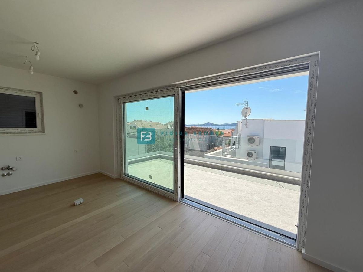 VODICE, novo, 2. nadstropje + strešna terasa, luksuzno stanovanje, 250 m od obale, panoramski pogled na morje