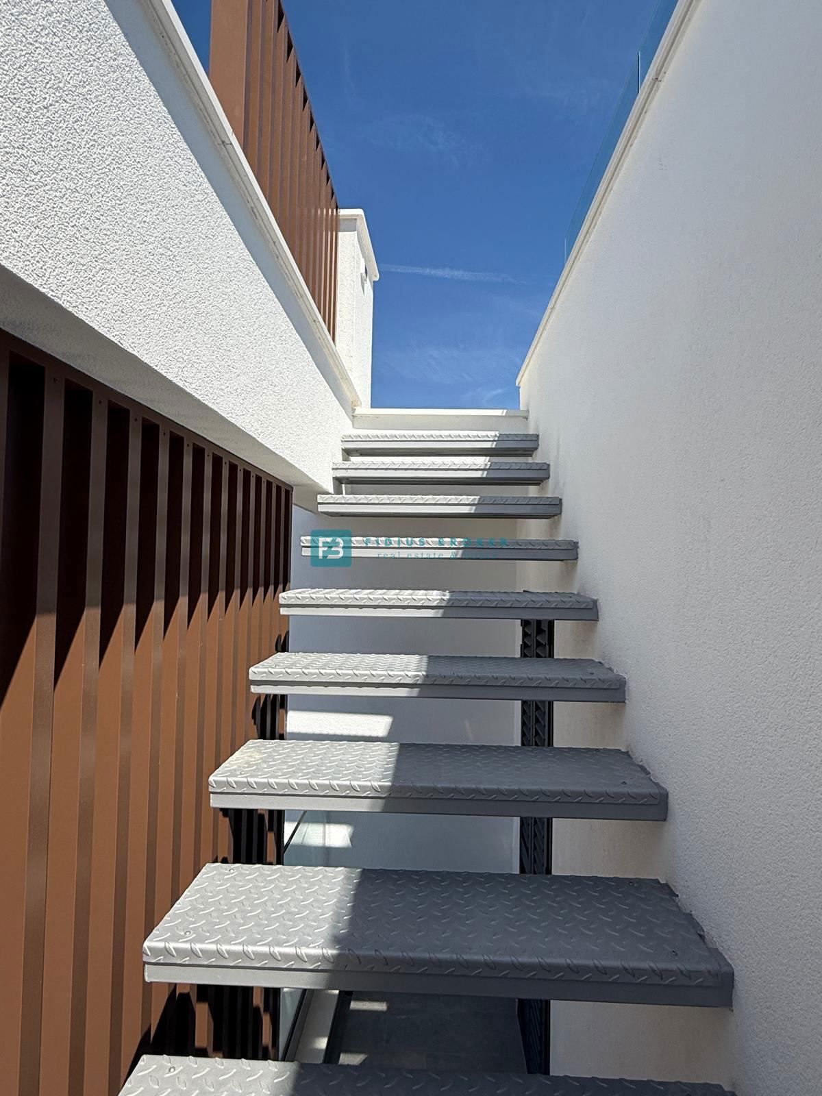 VODICE, novo, 2. nadstropje + strešna terasa, luksuzno stanovanje, 250 m od obale, panoramski pogled na morje