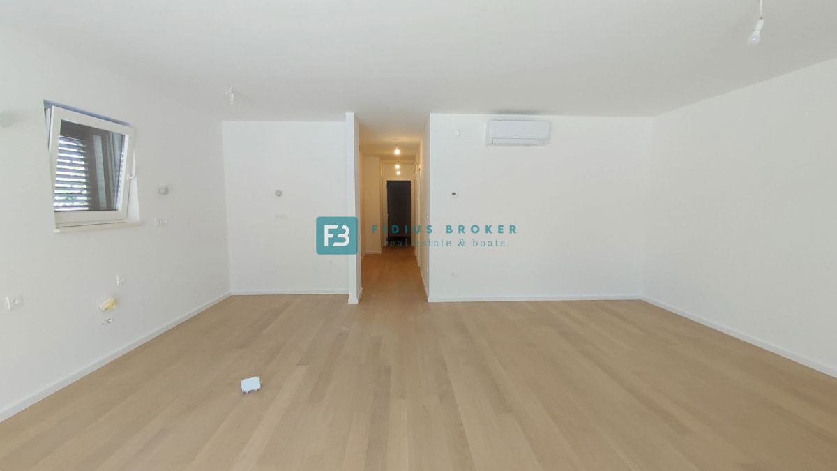 VODICE, novo, 2. nadstropje + strešna terasa, luksuzno stanovanje, 250 m od obale, panoramski pogled na morje