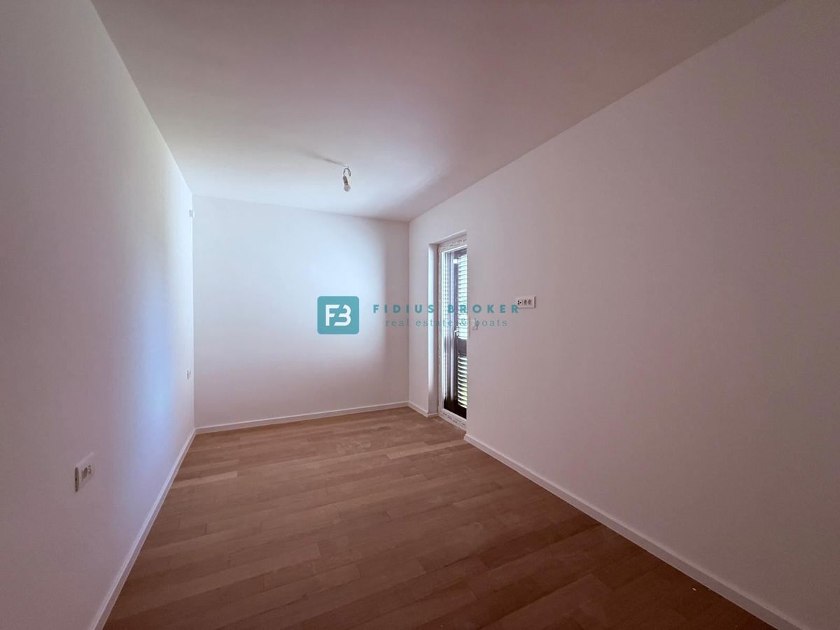 VODICE, novo, 2. nadstropje + strešna terasa, luksuzno stanovanje, 250 m od obale, panoramski pogled na morje