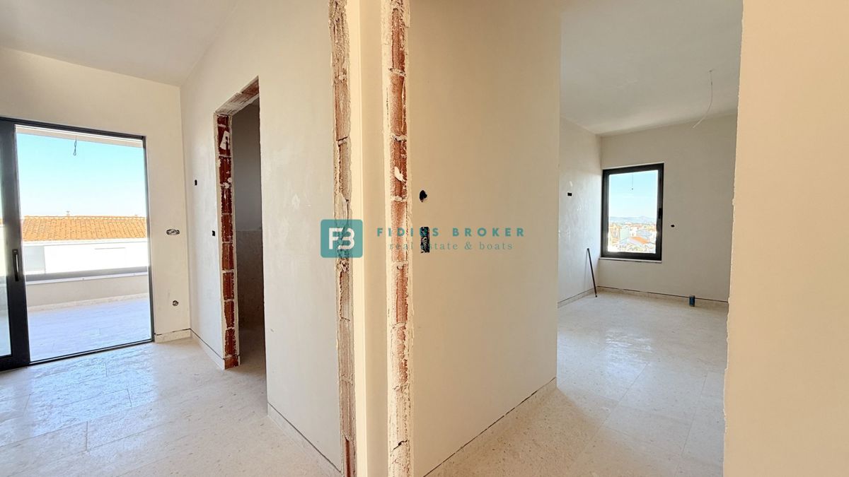 VODICE, penthouse s pogledom na mesto in morje, dvigalo, 2 parkirni mesti