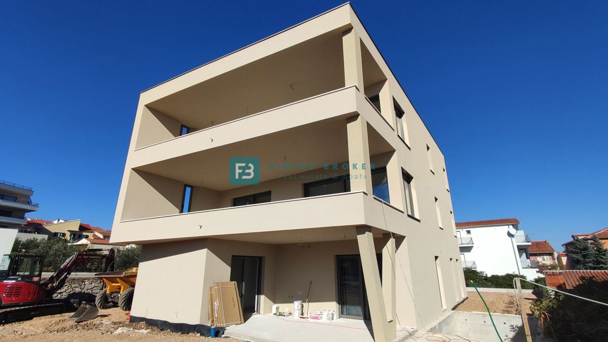 VODICE, penthouse s pogledom na mesto in morje, dvigalo, 2 parkirni mesti