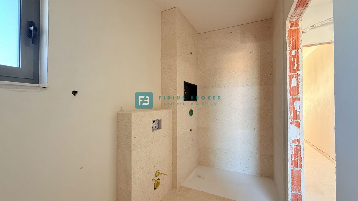 VODICE, penthouse s pogledom na mesto in morje, dvigalo, 2 parkirni mesti