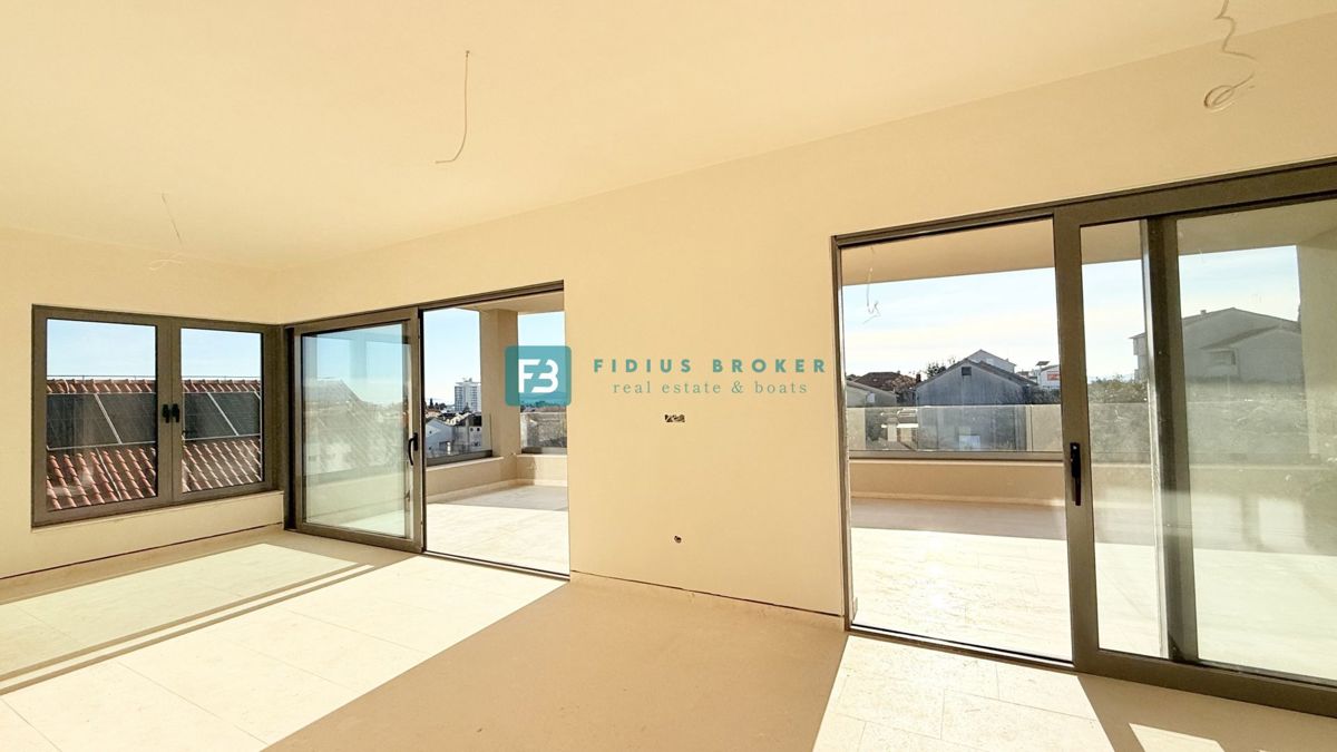 VODICE, penthouse s pogledom na mesto in morje, dvigalo, 2 parkirni mesti