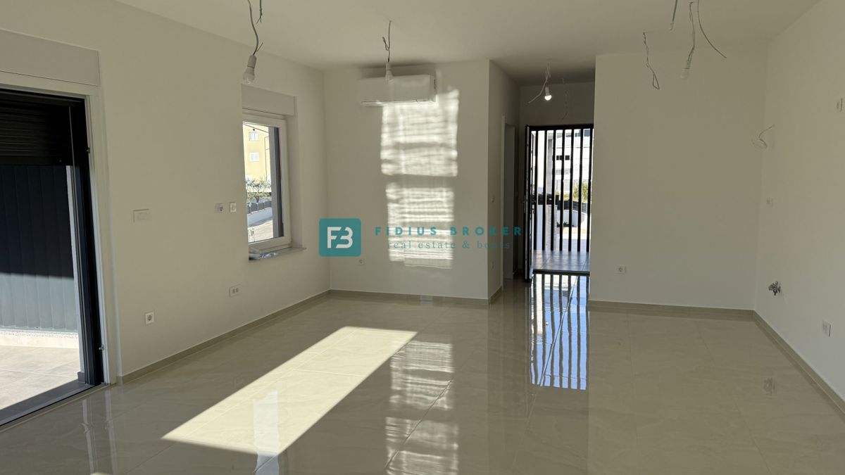 VODICE, novogradnja, vseljivo, 1. nadstropje, terasa, mirna lokacija