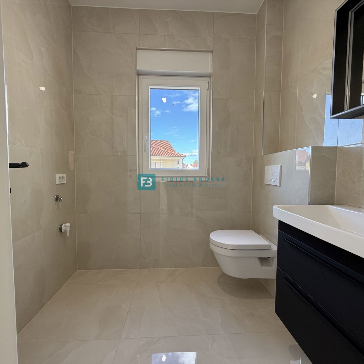 VODICE, novogradnja, vseljivo, 1. nadstropje, terasa, mirna lokacija