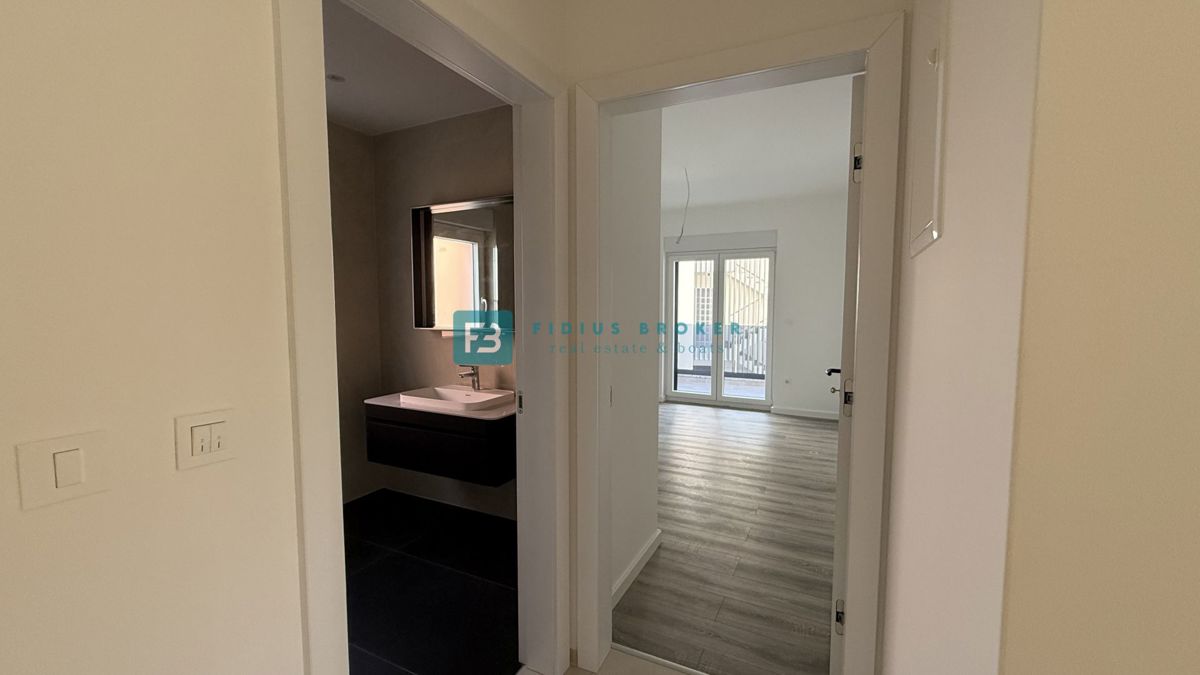 VODICE, novogradnja, vseljivo, 1. nadstropje, terasa, mirna lokacija