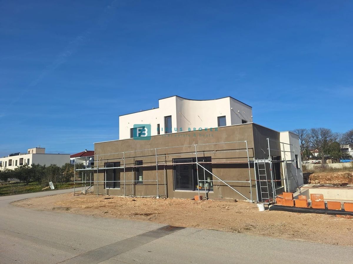 VODICE, nova, moderna samostojna hiša, bazen, garaža