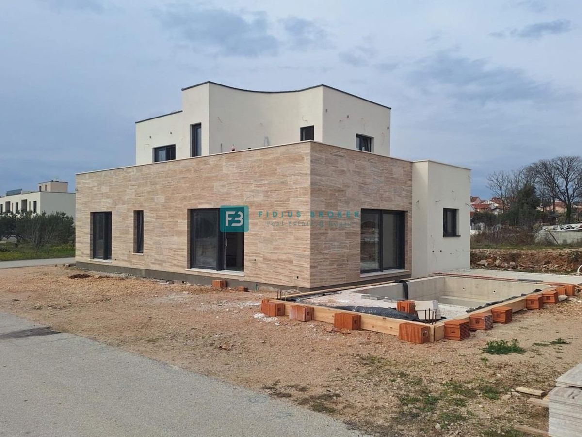 VODICE, nova, moderna samostojna hiša, bazen, garaža