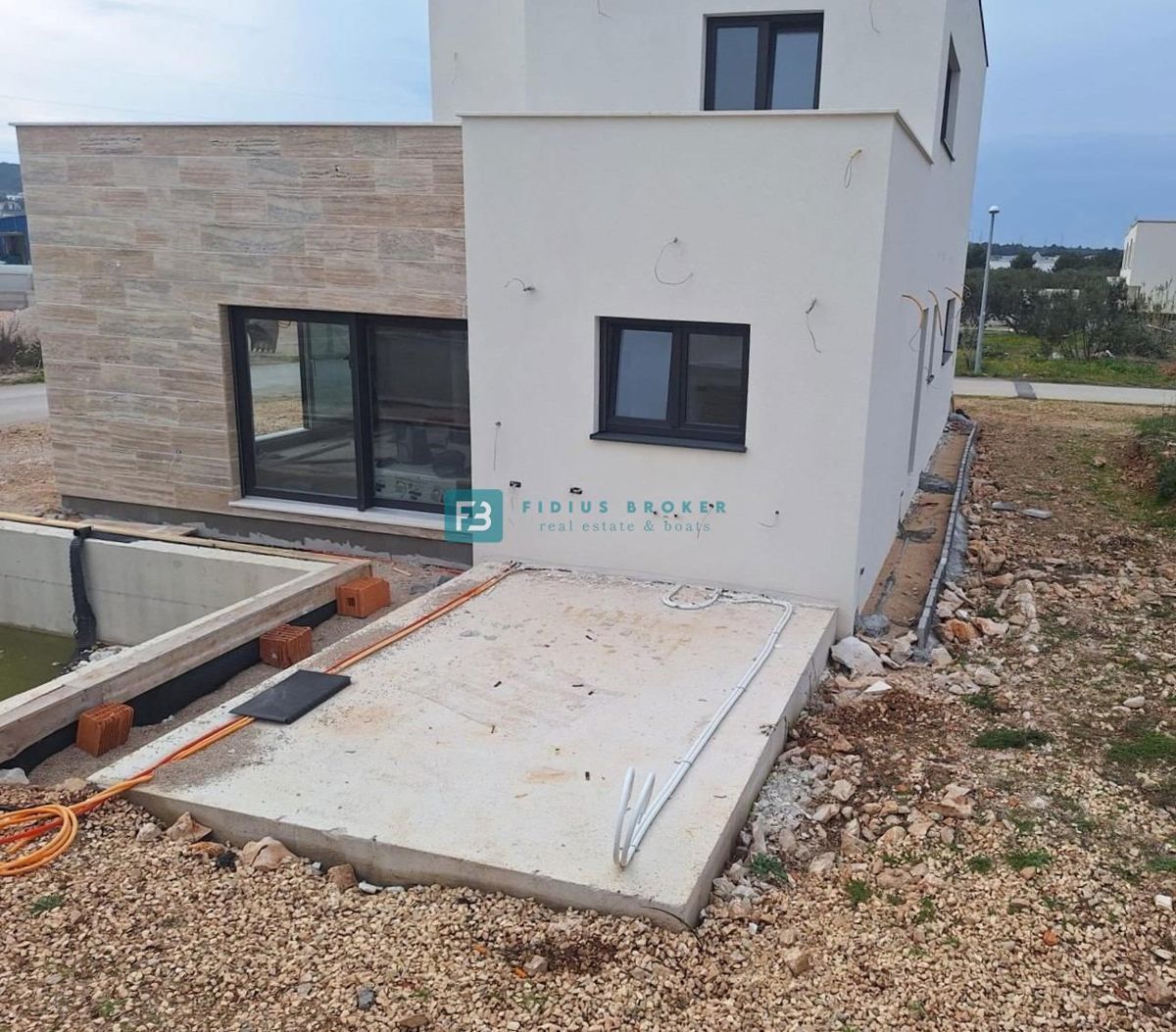 VODICE, nova, moderna samostojna hiša, bazen, garaža